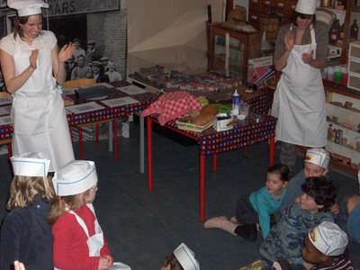 878135 Afbeelding van twee medewerksters van bureau Confetti dell'Arte tijdens een kinderactiviteit op een van de ...